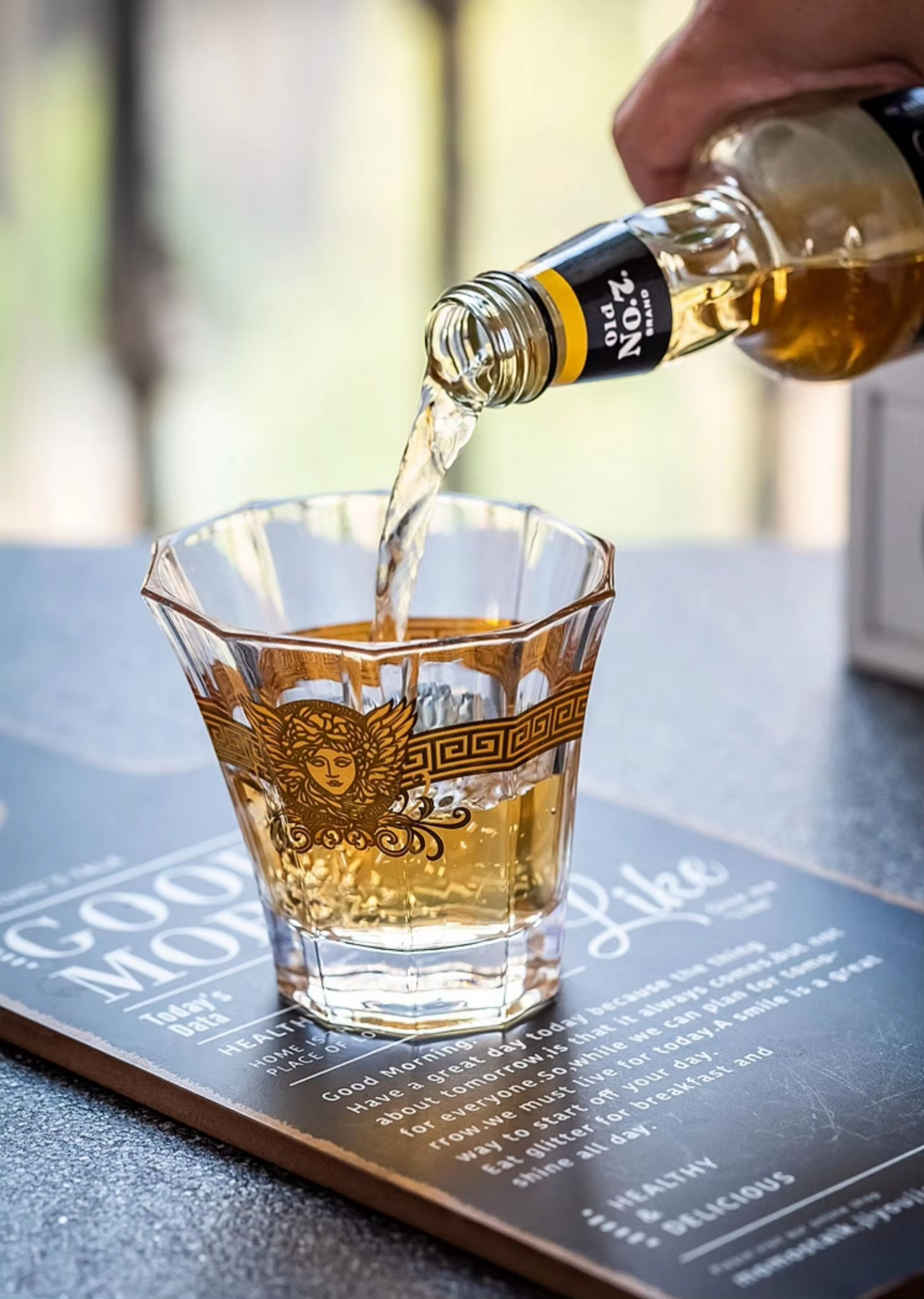 Medusa Gold Head Painted Whisk - đánh giá và giá Wine Beer And Liquor